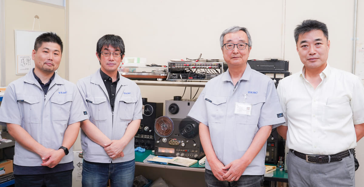 左からサービス部OSBチームリーダーの落合泰弘氏、中垣氏、大谷氏、ティアックカスタマーソリューションズ代表の廣瀬正夫氏