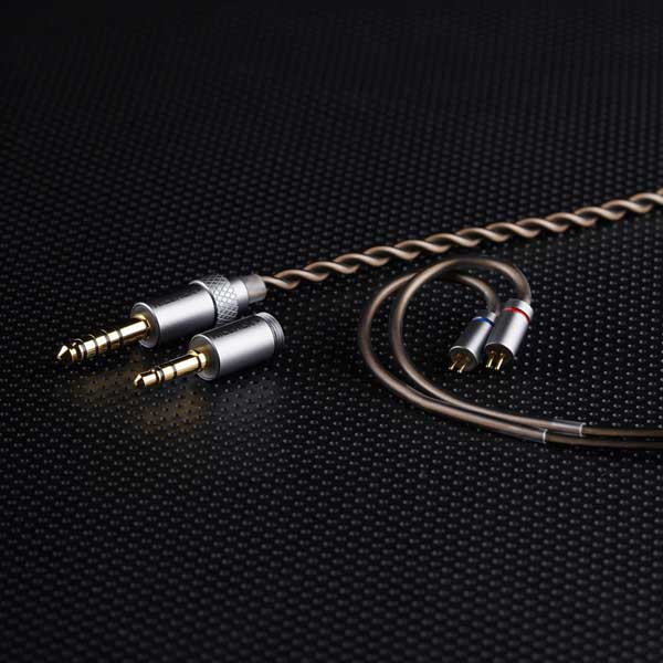 プラグは3.5mm/4.4mmの交換式になった