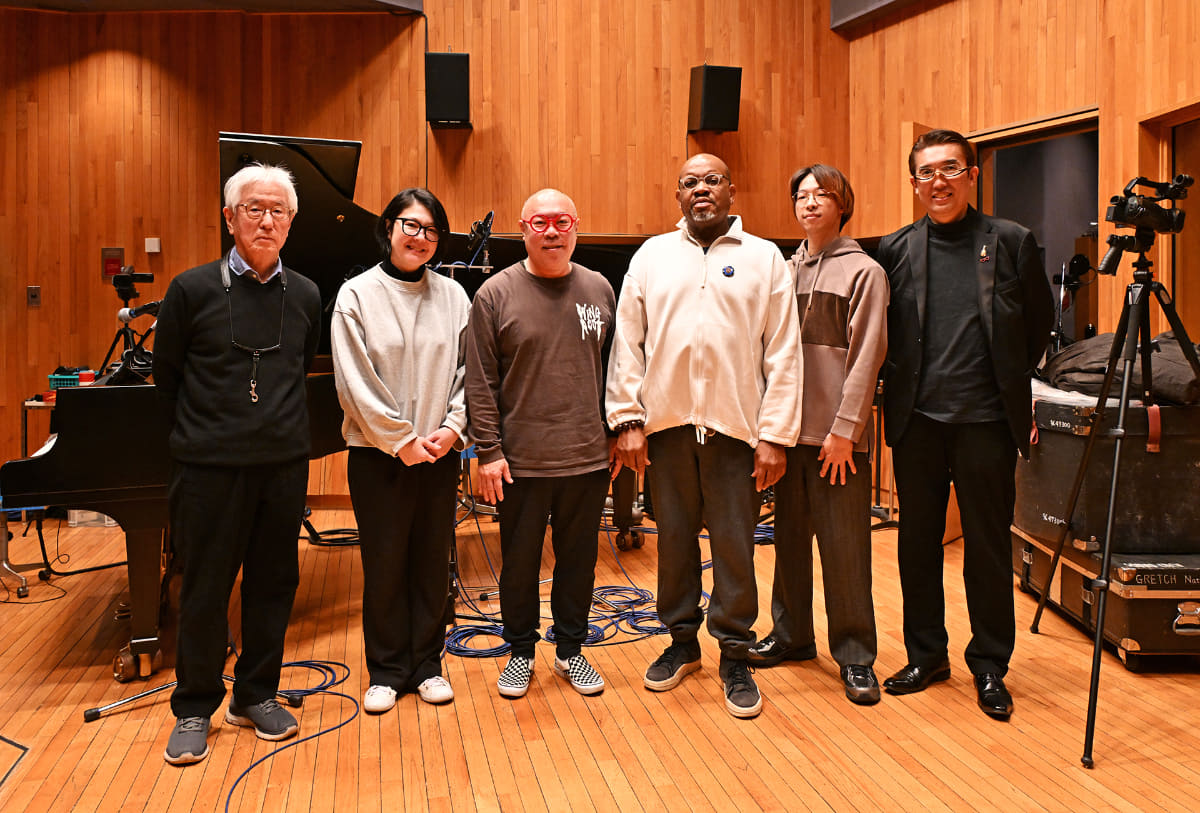 情家みえ/ボーカル(左から二人目)、後藤浩二/ピアノ(左から三人目)、古木佳祐/ベース(右から二人目)、ジーン・ジャクソン/ドラム(右から三人目)、田辺充邦/ギター(右)、山口真文/サックス(左)