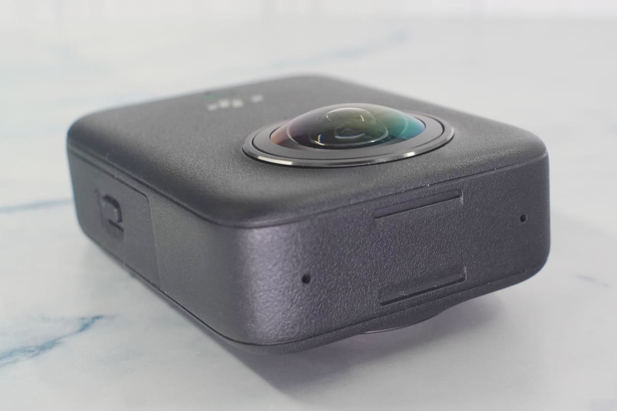 上部にマイク穴が2つ