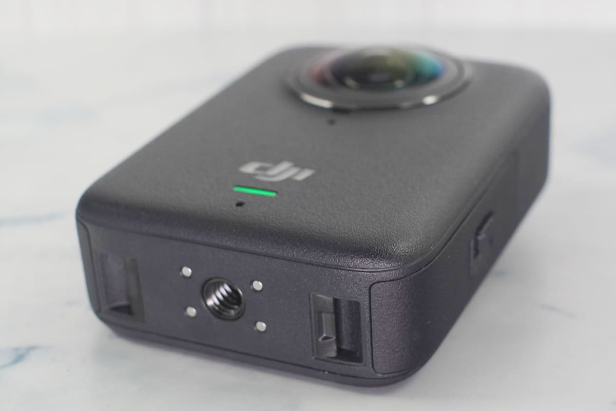 底部に三脚穴とクイックリリースシュー