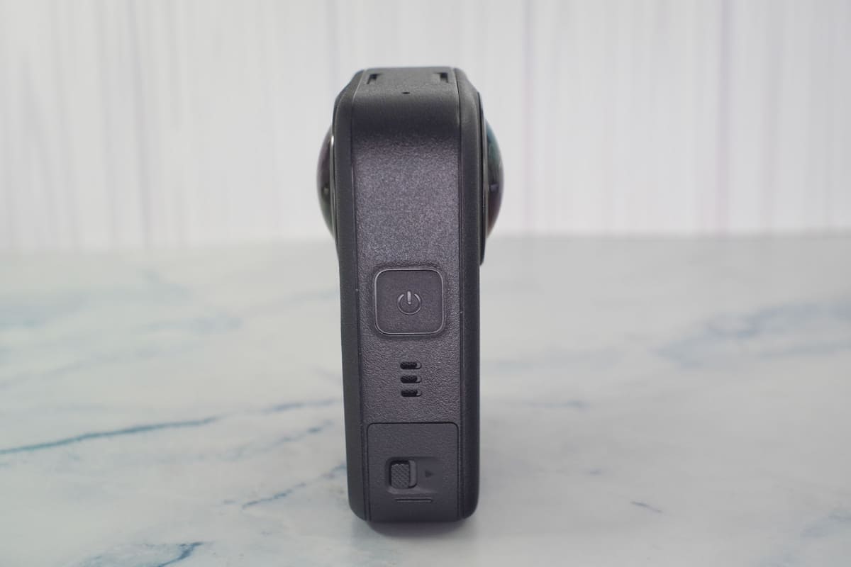 レンズが出っ張るので厚みは36.3mmだが、ボディ部のみでは約25mm