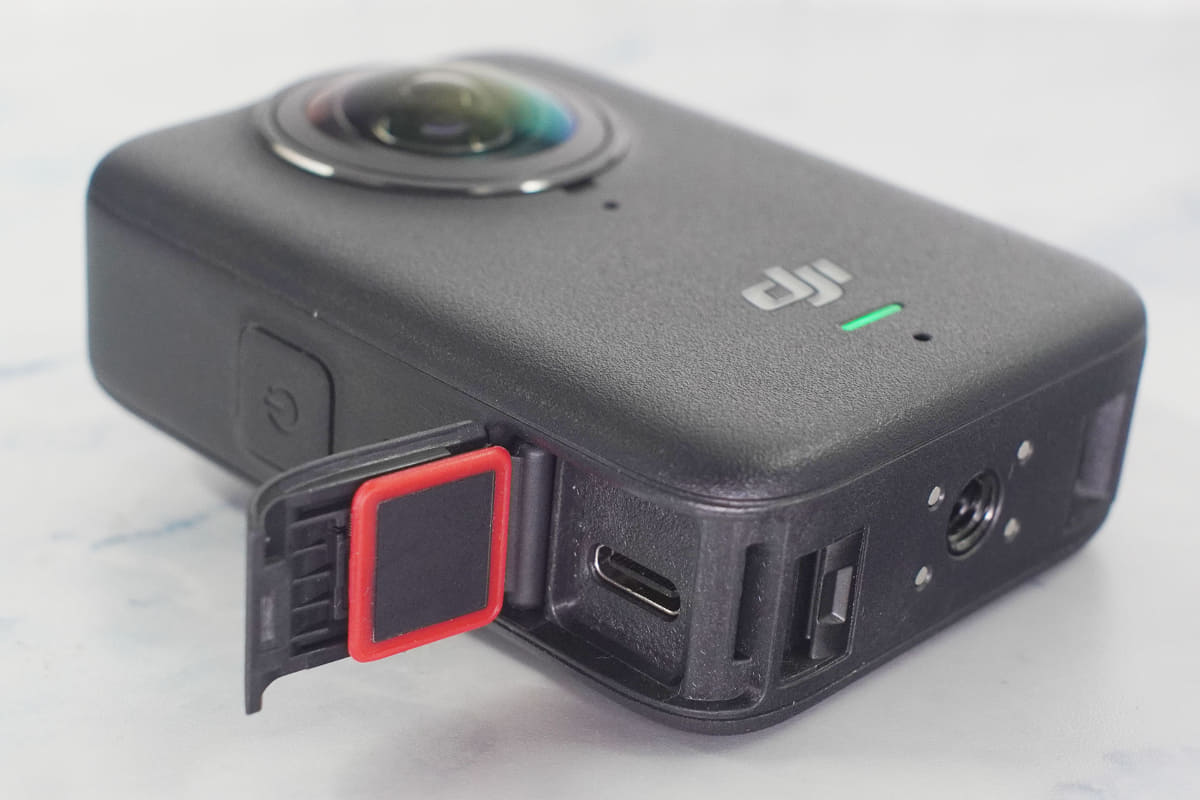 右側にUSB-C端子