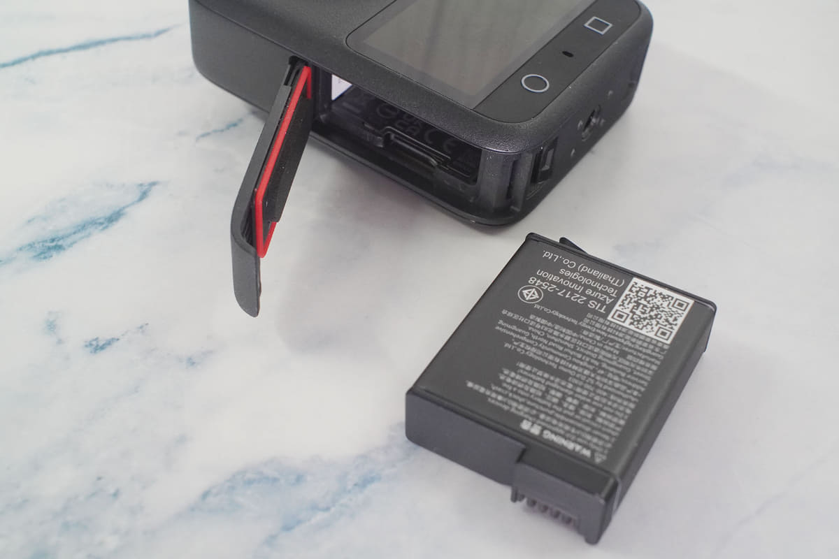 左側にバッテリーとMicroSDカードスロット