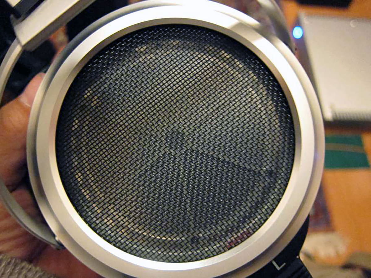 「SR009」のハウジング内に注目。6本で固定しているのが電極だ