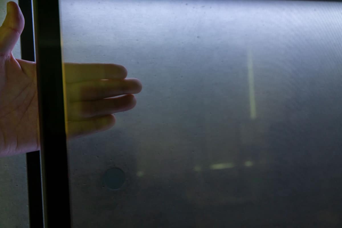 パネルの裏側に手を差し込んだ状態