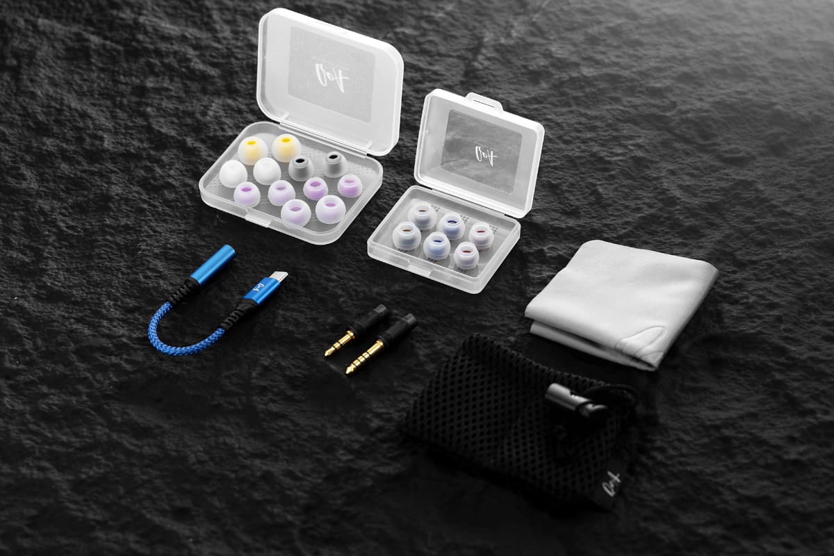 USB-C - 3.5mmの変換アダプターや、シリコンラバーイヤーピース9セットなどを同梱