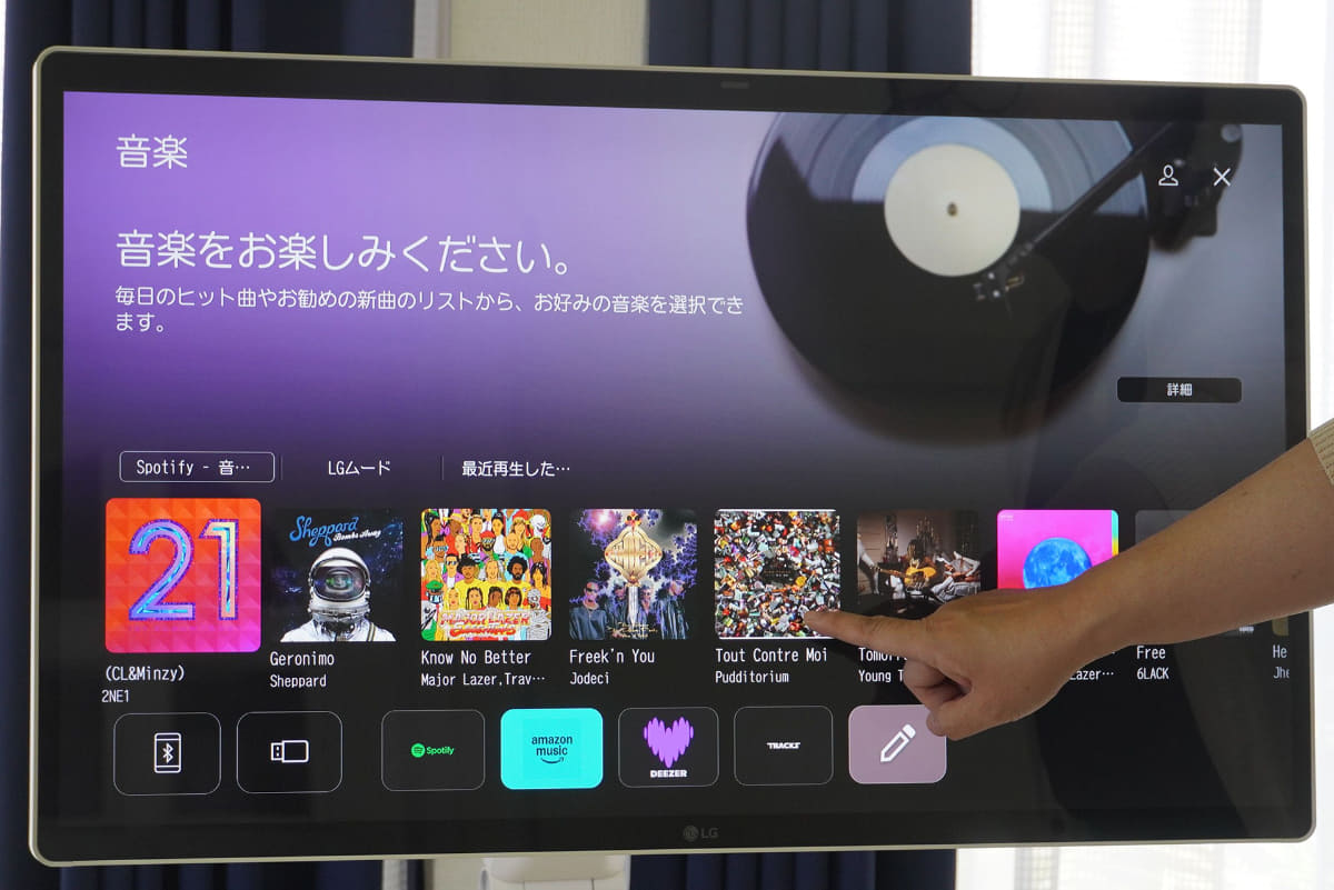 直接さわってタッチ操作ができる。ただ、指紋が気になるかも……