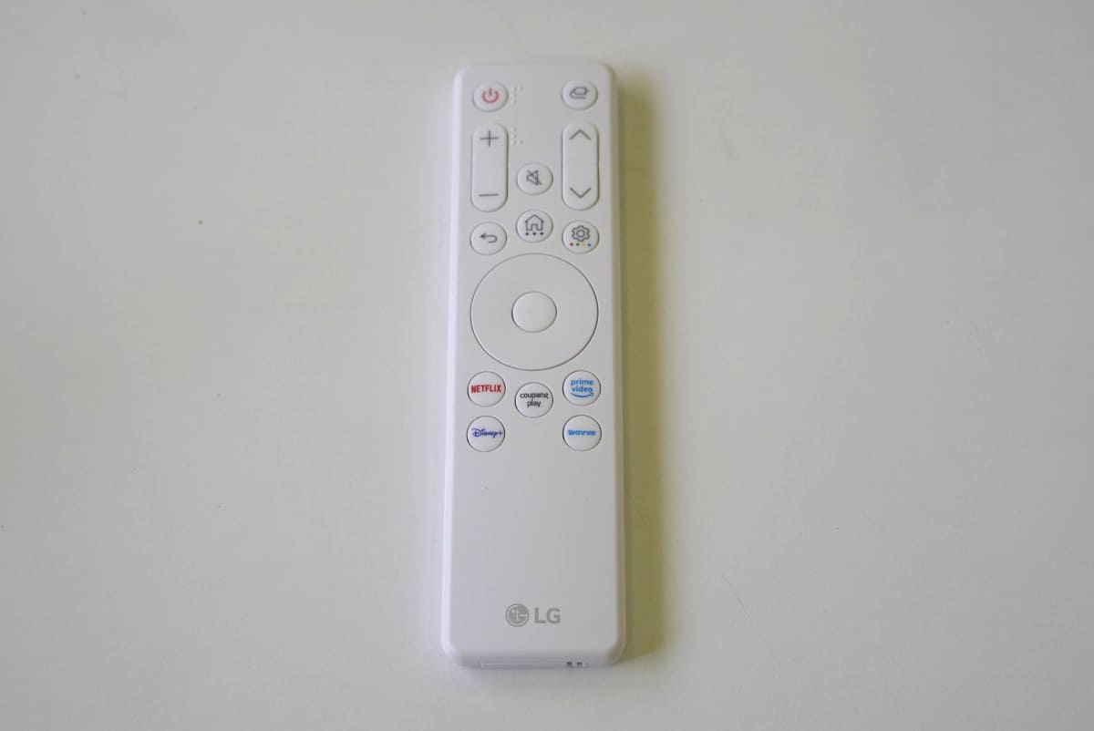 リモコンはコンパクトで使いやすい