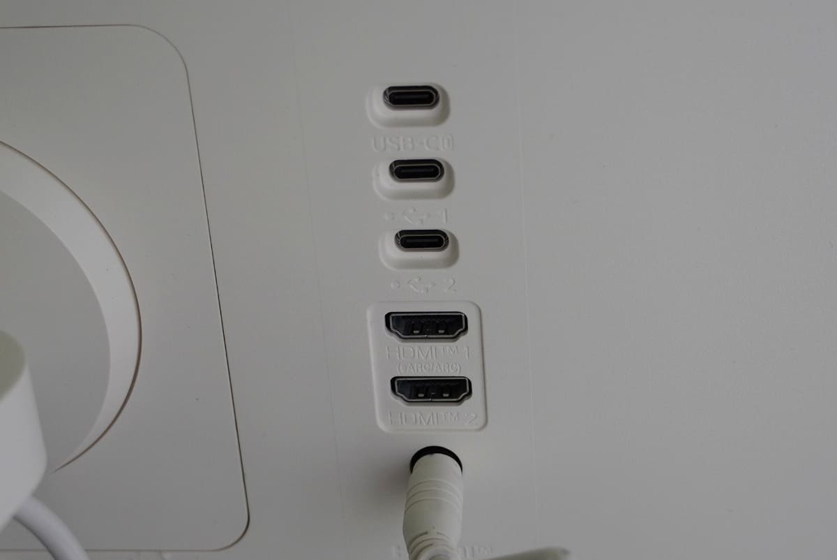 モニターの裏側はUSB Type-Cポートを1つ、ダウンストリームUSB Type-Cポートを2つ、HDMIポートを2つ