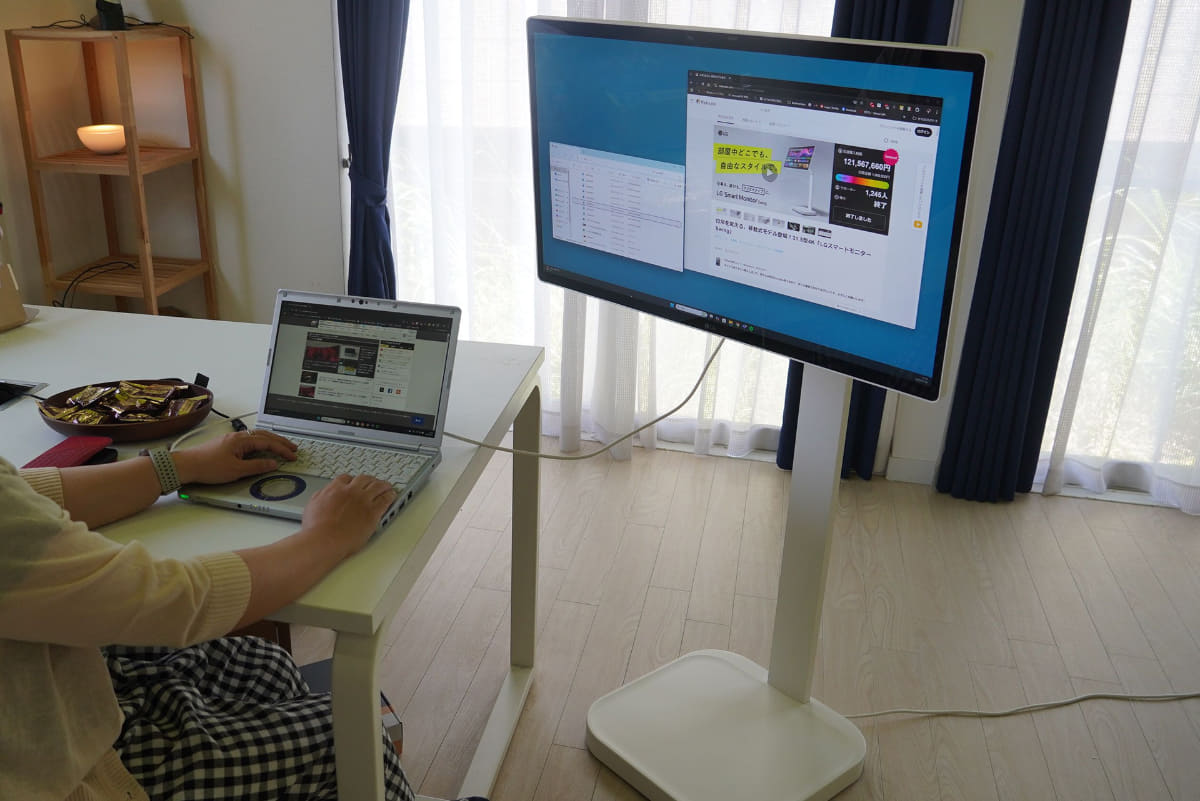 テーブル横に持ってきて、サブモニターとして使えば仕事の効率アップ