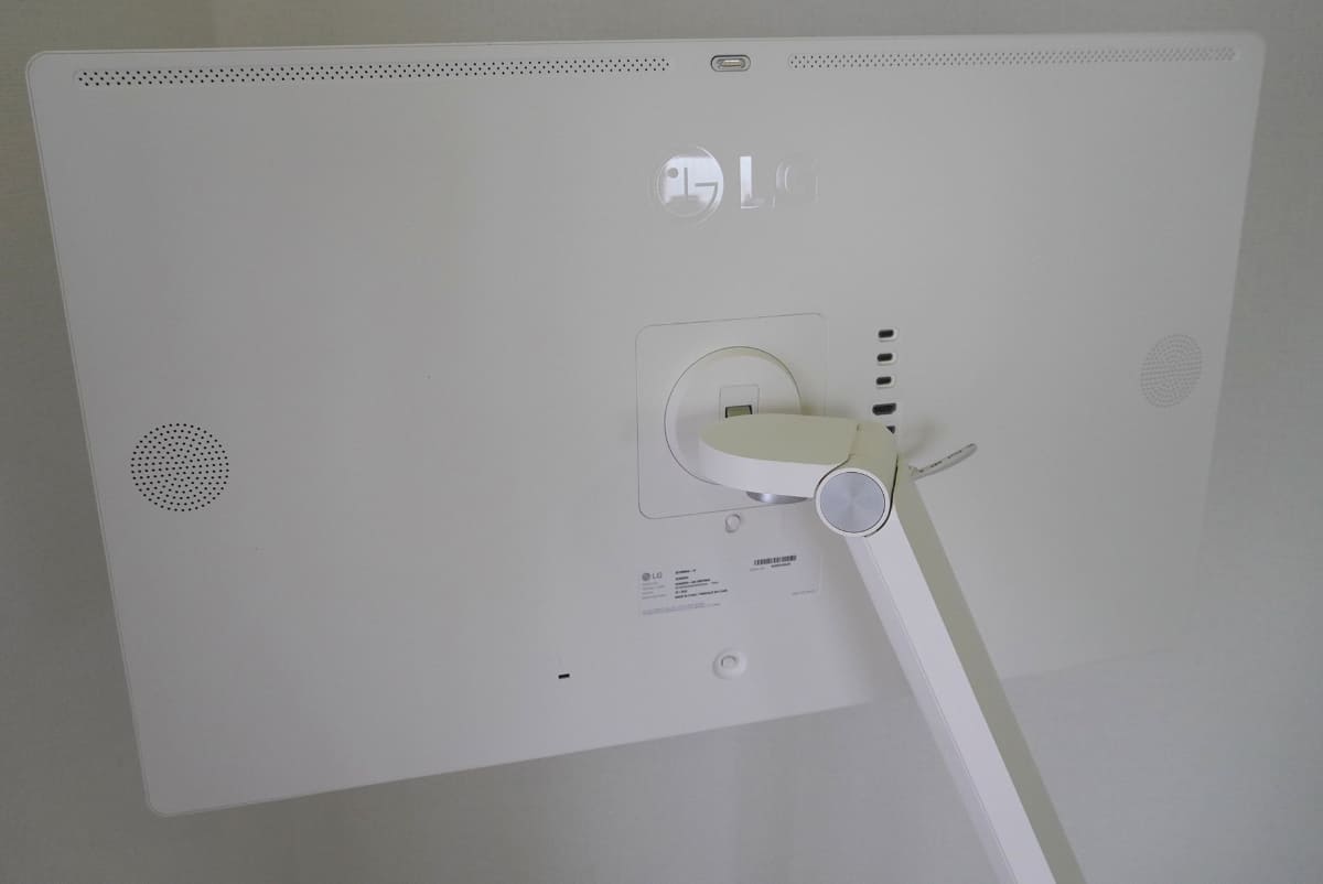 スピーカーは裏側にある