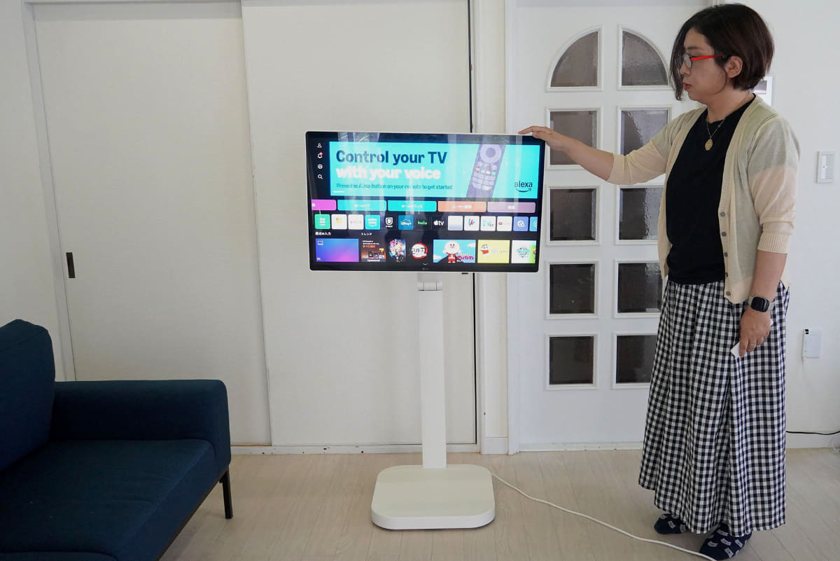 女性でも軽い力で移動できるモニターをお試し