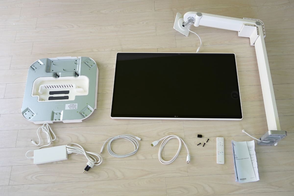 部品が少ないので組み立ても簡単。HDMIケーブル、USB Type-C-A変換コネクタ、リモコンが同梱されている