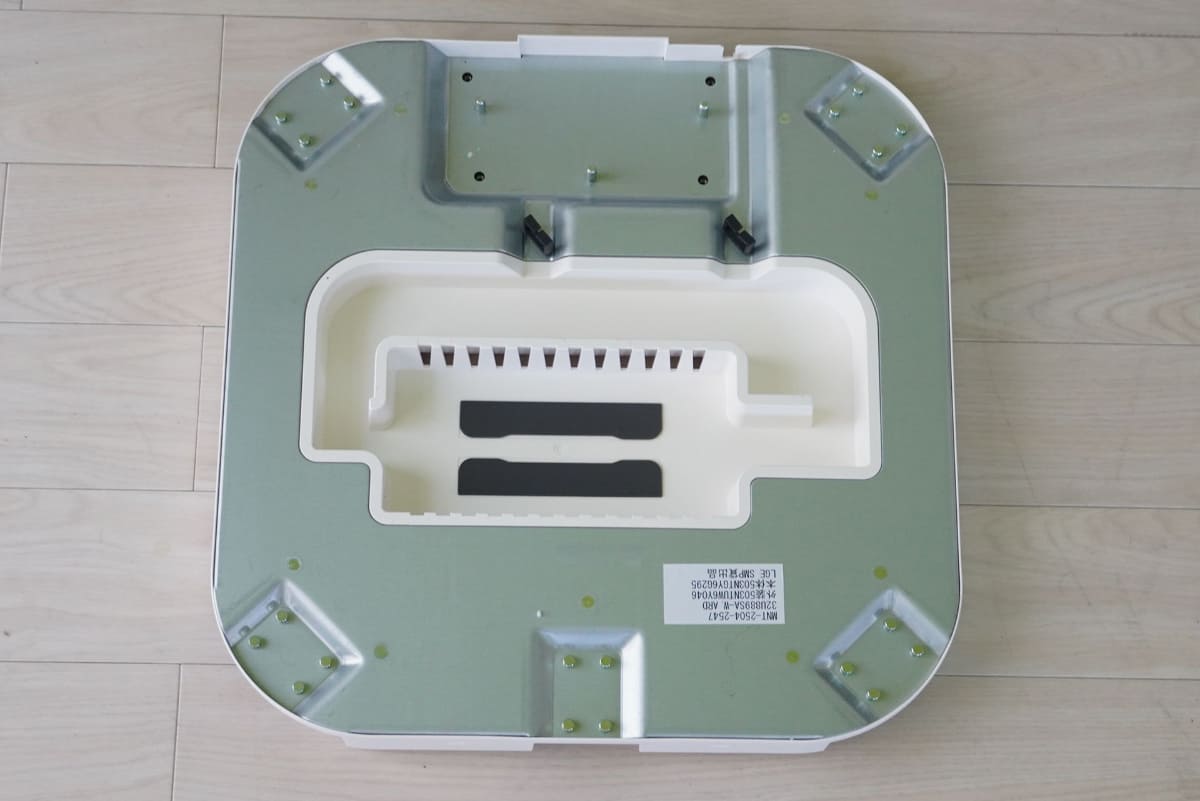 台座部分。フタを開けたところ