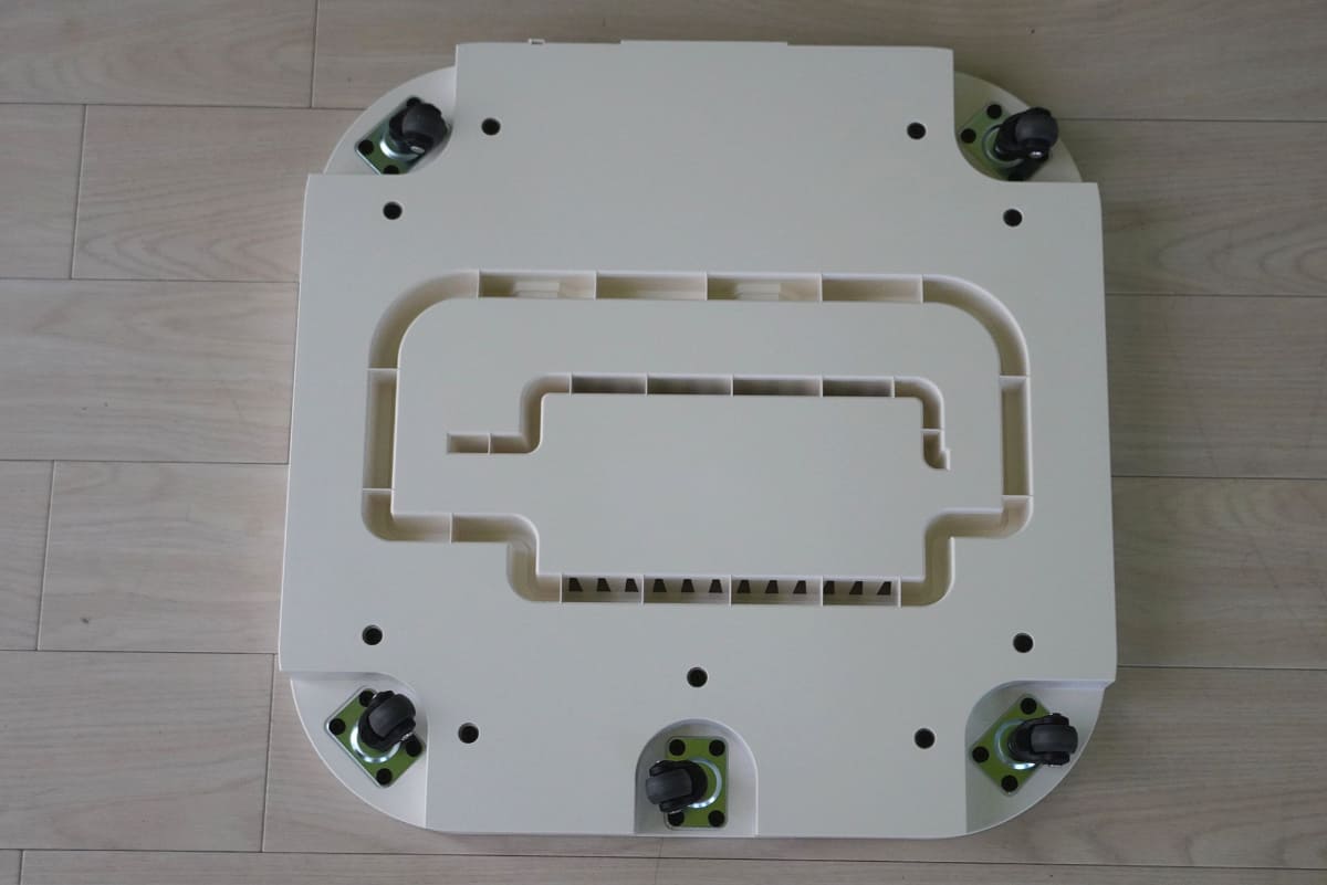 しっかりと厚みのある土台部分には、ホイールが搭載されている