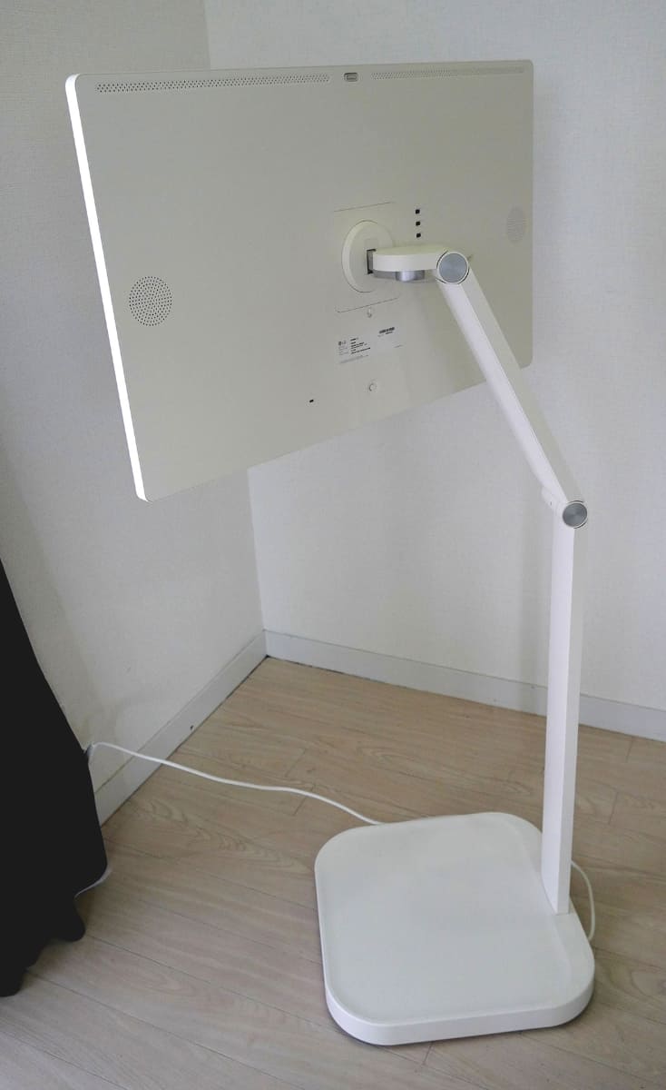 モニターははめるだけ。ボタンを押すだけで簡単に外すこともできる