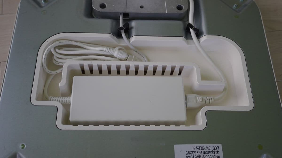 ACアダプタを台座に収納できるのもスマート