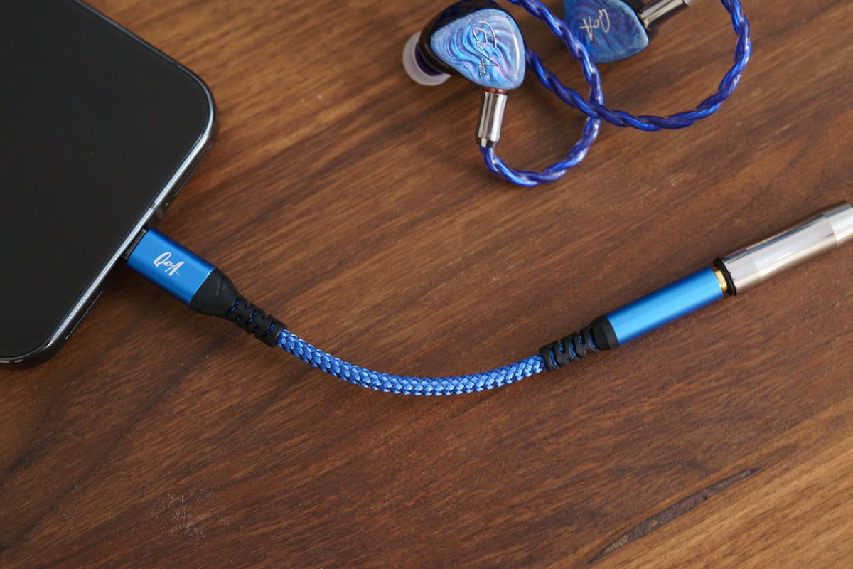 付属のUSB-C to 3.5mmの変換ケーブル