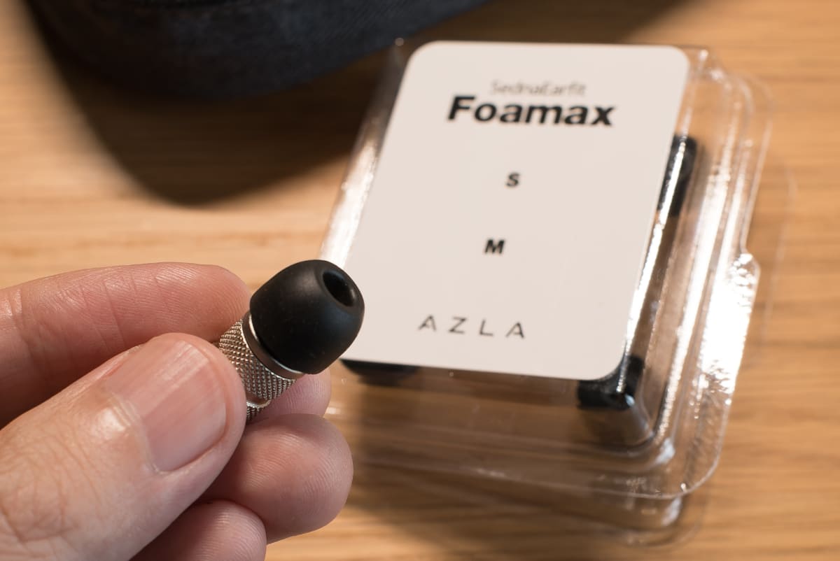 フォームタイプのSednaEarfit Foamax。指でつぶして耳に入れ、膨らむのを待つ。