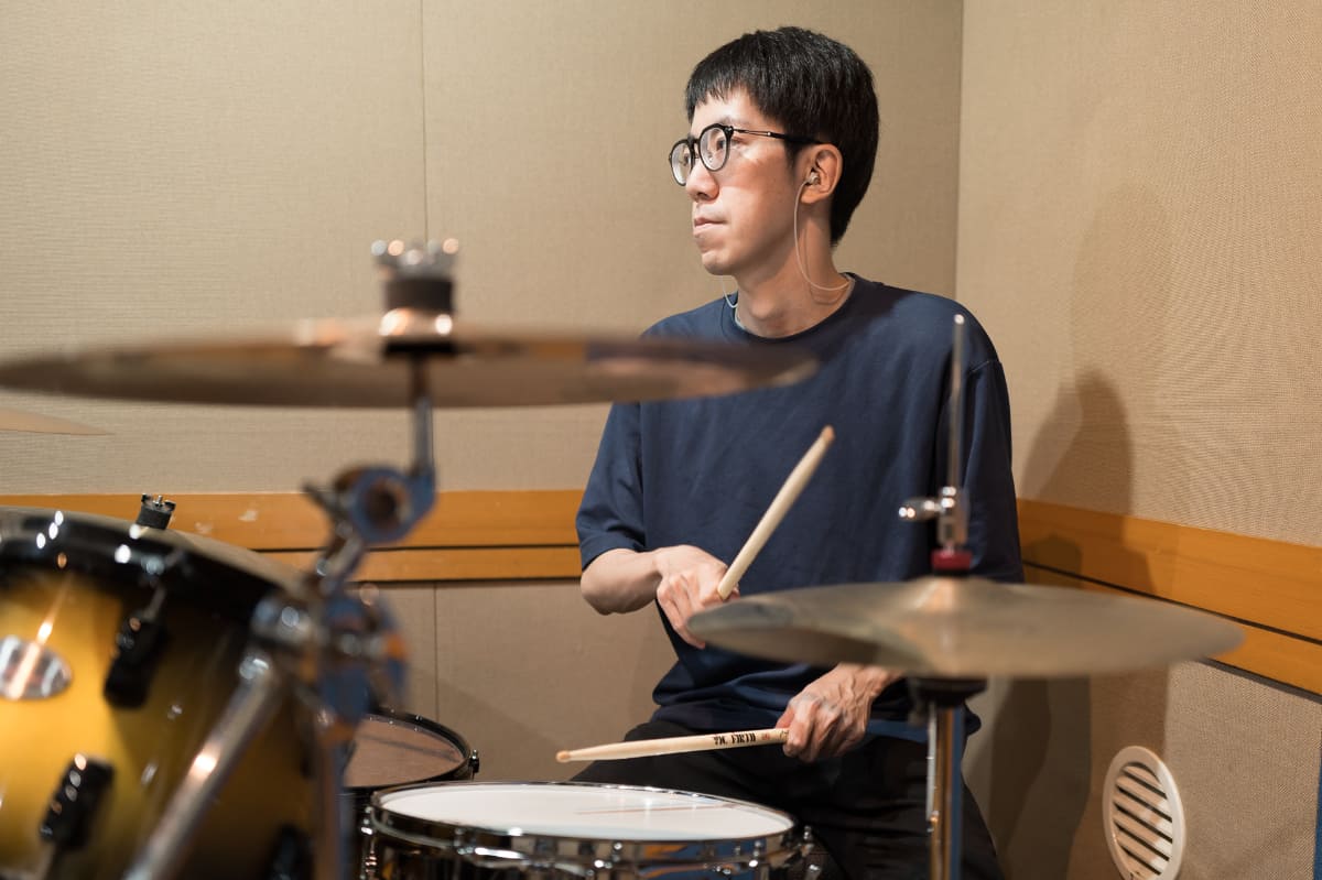 POM1000 IIを使用中。見ようによってはイヤモニをしている人みたいかも。