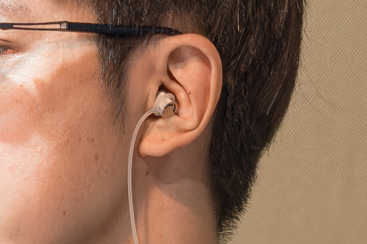 外した時に首に掛けたいので、イヤープラグストラップを装着。素材が滑りにくく心強い。