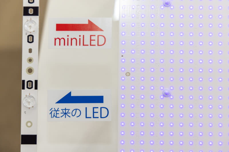 従来LED(写真左、拡散レンズの中央にあるのがLED)チップと、ミニLEDチップのサイズ比較