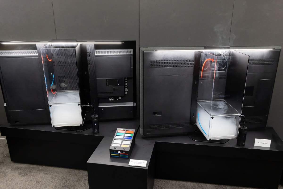 パナソニックの4K有機ELテレビ「Z95B」(写真右)では、パネルを効率的に冷却して高輝度化するサーマルフロー機構を搭載した