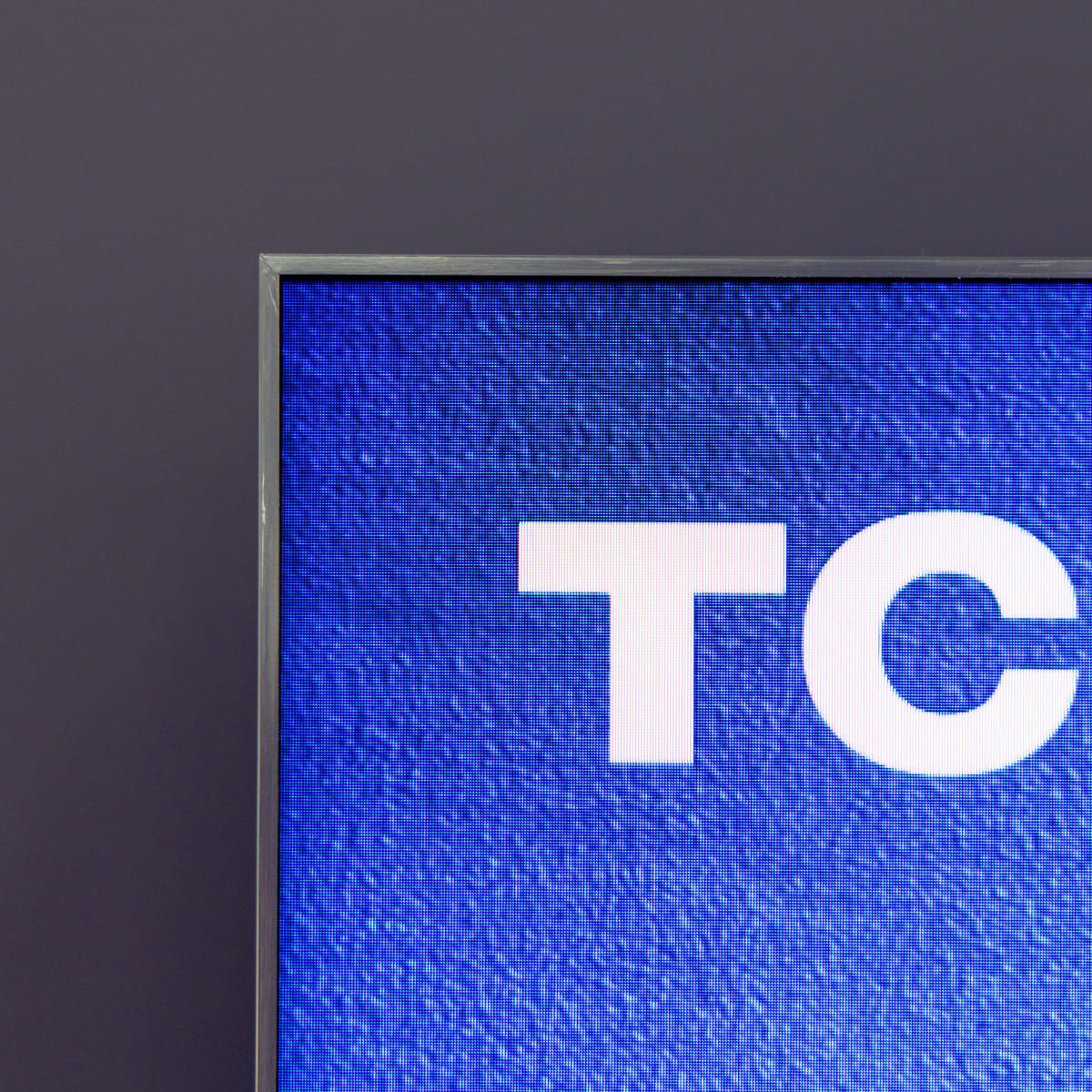 TCLがC8Kシリーズで初めて採用した「Virtually ZeroBorderパネル」。パネルの隅の、非表示部分がないことが分かる