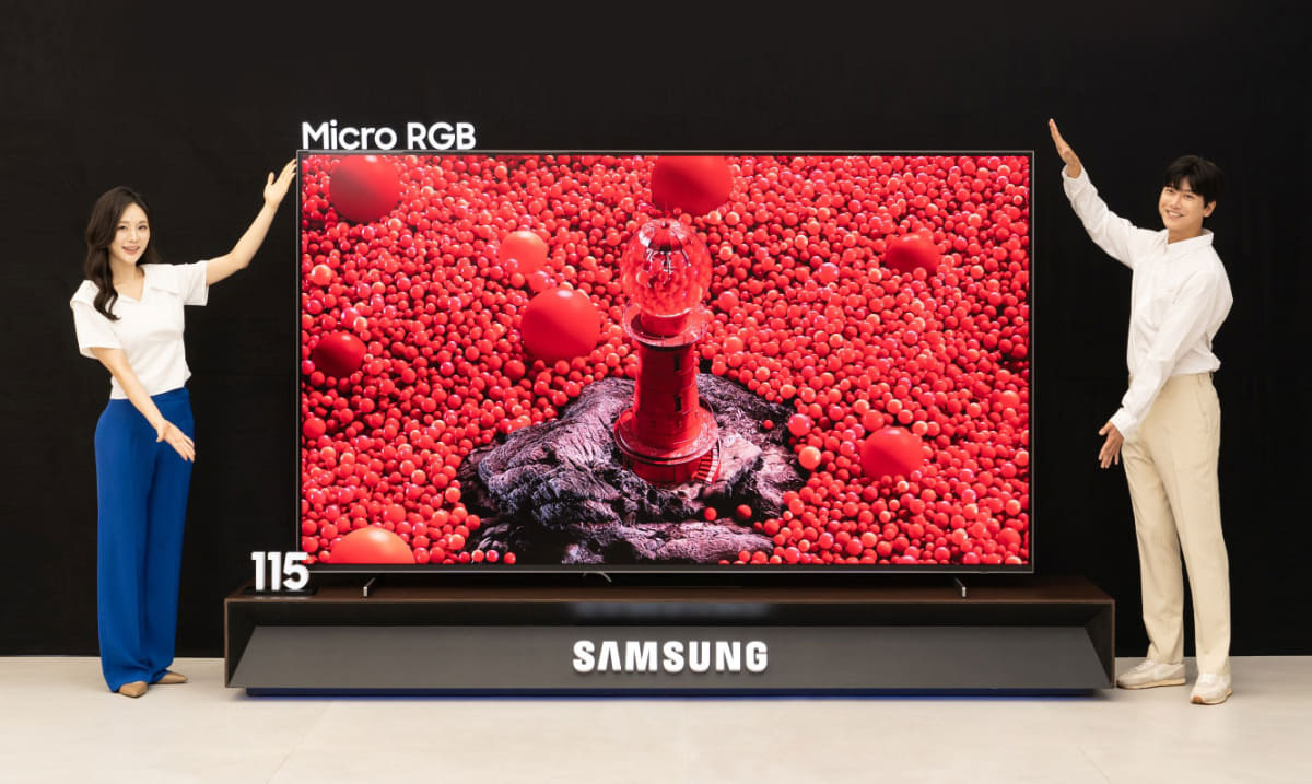 先日、韓国Samsungが韓国・米国での発売を発表したRGB LEDバックライト搭載の115型液晶ディスプレイ「Micro RGB TV」(約480万円)。3色のミニLEDではなく、100マイクロメートル未満の、ミニLEDよりもっと小さい3色のマイクロLEDを使用しているという