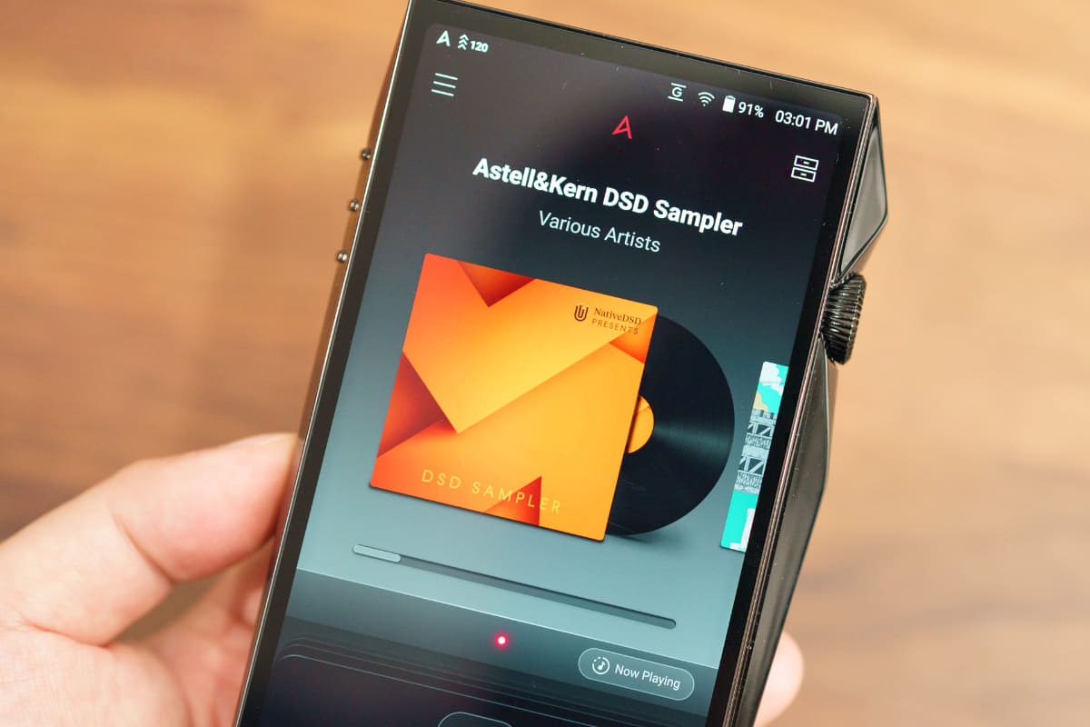 アルバムの横にLPがちょっと顔を見せている