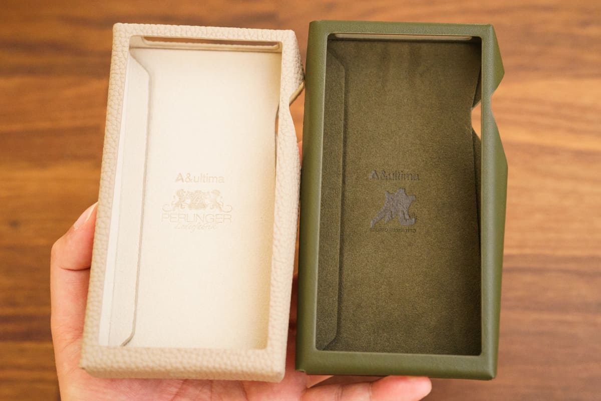左から付属のレザーケース、別売のA&ultima SP4000 Case(Khaki)