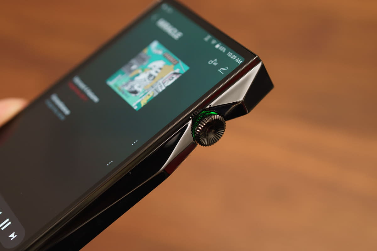 ボリュームノブ。付け根のイルミネーションは、再生している音楽ファイルによって色が変わる