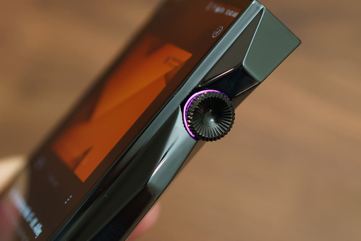 ボリュームノブ。付け根のイルミネーションは、再生している音楽ファイルによって色が変わる