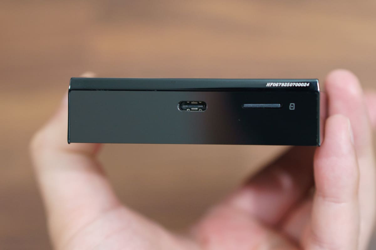 底部にmicroSDカードスロットも備える