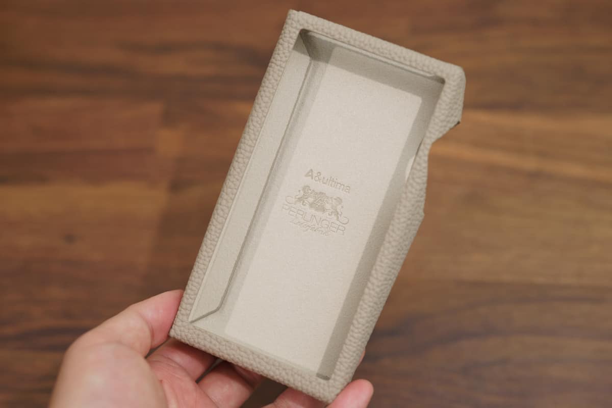 付属のレザーケース