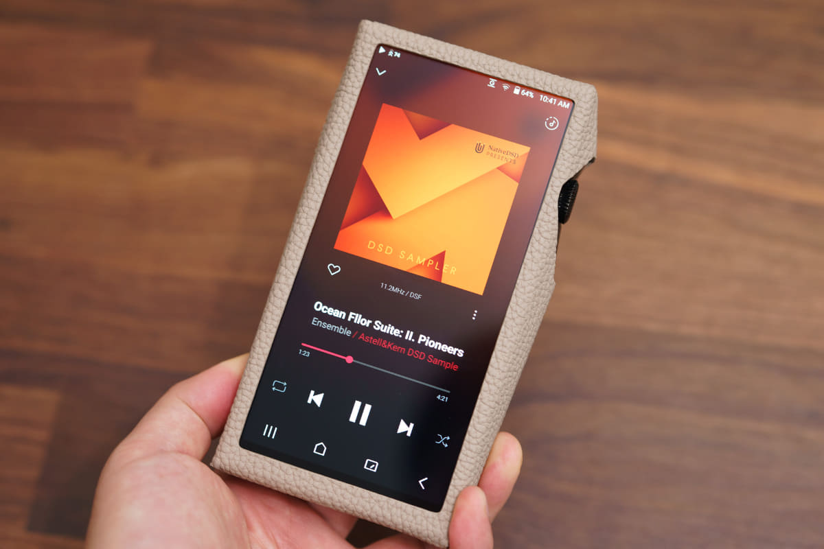 付属のレザーケースを装着したところ