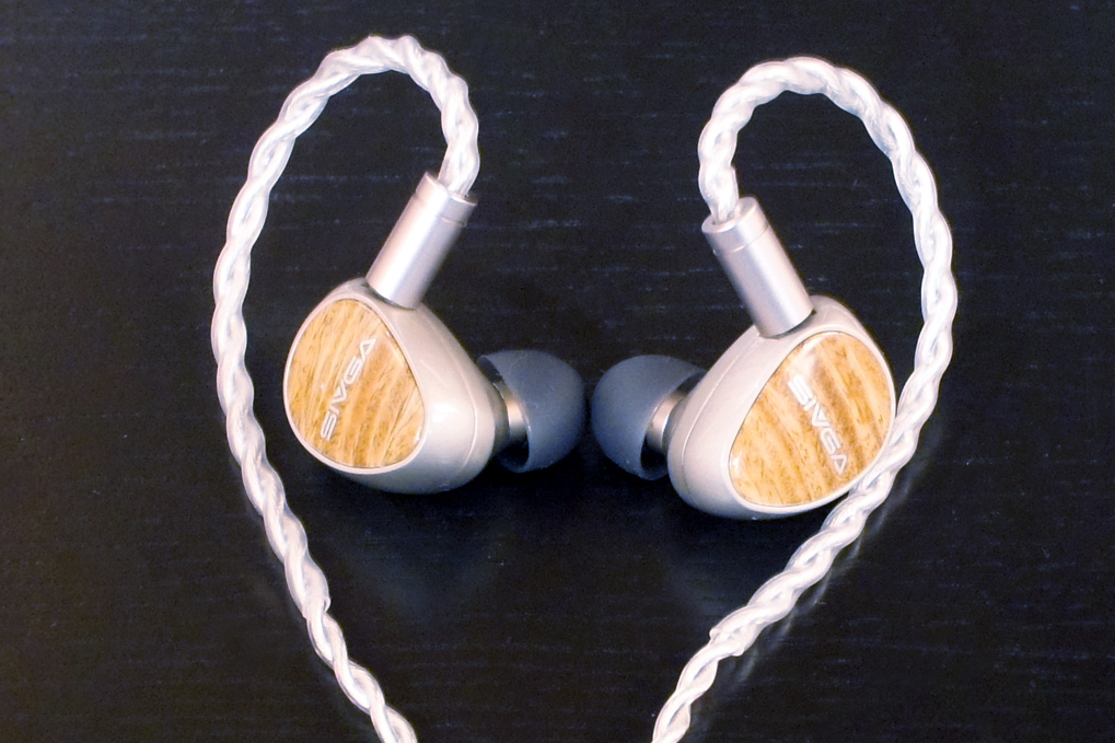 亜鉛合金のハウジングと緑壇のフェイスプレートの組み合わせ。形状はオーソドックスだが天然の木材を使うところがSIVGAらしい