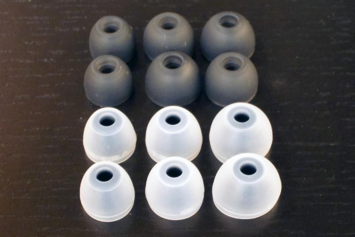 付属するイヤーピース。白と黒の2色がそれぞれ3サイズ用意されている。