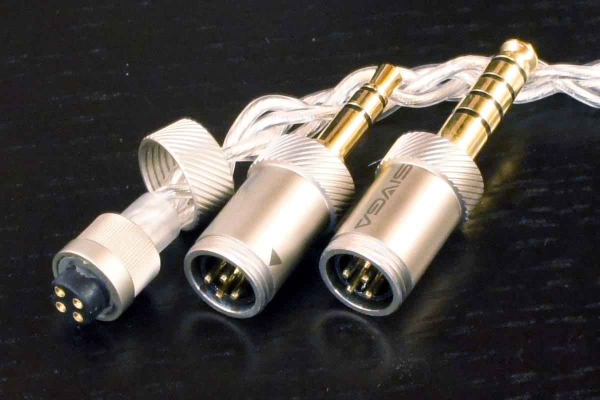 プレーヤー側の端子は交換式で3.5mm端子と4.4mm端子が付属する。作りもしっかりとしていて壊れそうな心配はない