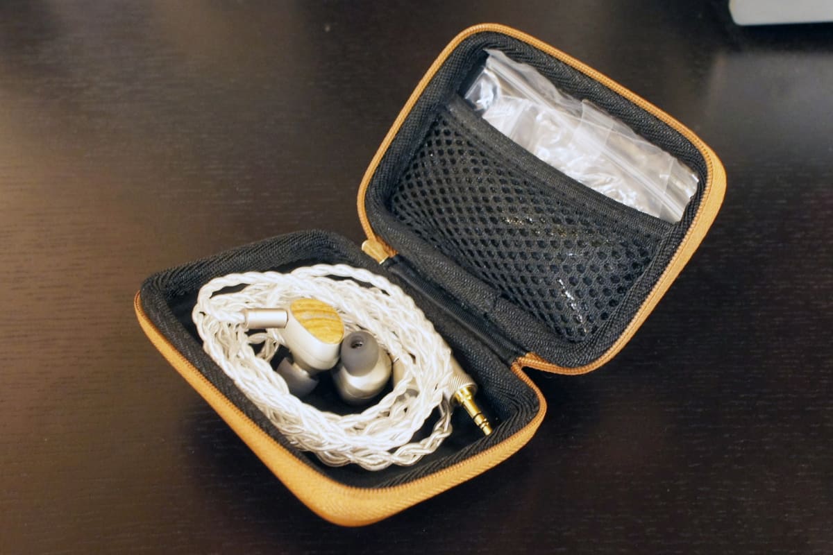 付属品をふくめて一式を収納できるケースも付属する