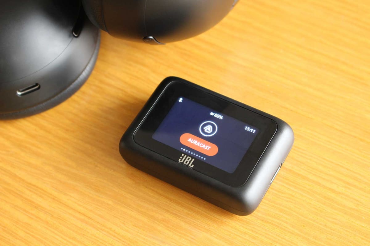 トランスミッター「Smart Tx」。簡単に言うと、JBLの完全ワイヤレスイヤフォン「Tour Pro 3」のディスプレイ付き充電ケースのディスプレイ部分だけを分離したもの