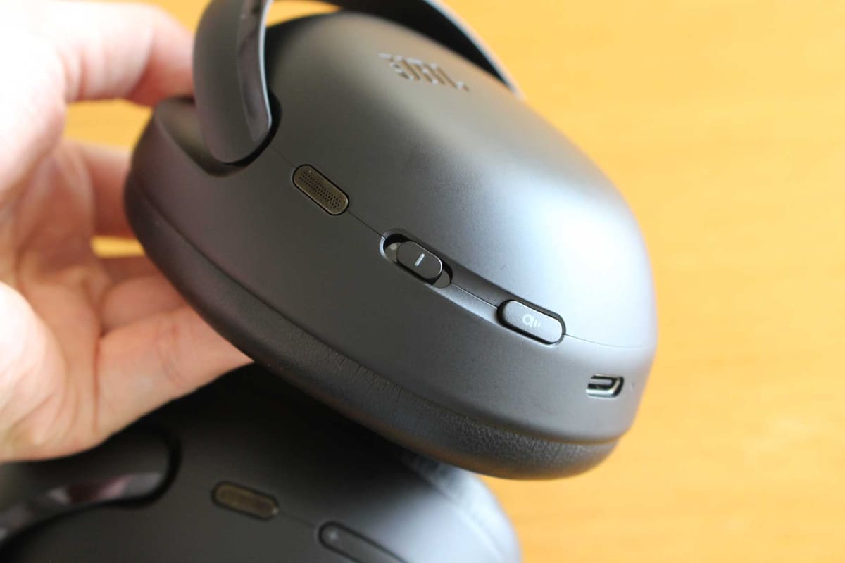 トランスミッター「Smart Tx」。簡単に言うと、JBLの完全ワイヤレスイヤフォン「Tour Pro 3」のディスプレイ付き充電ケースのディスプレイ部分だけを分離したもの