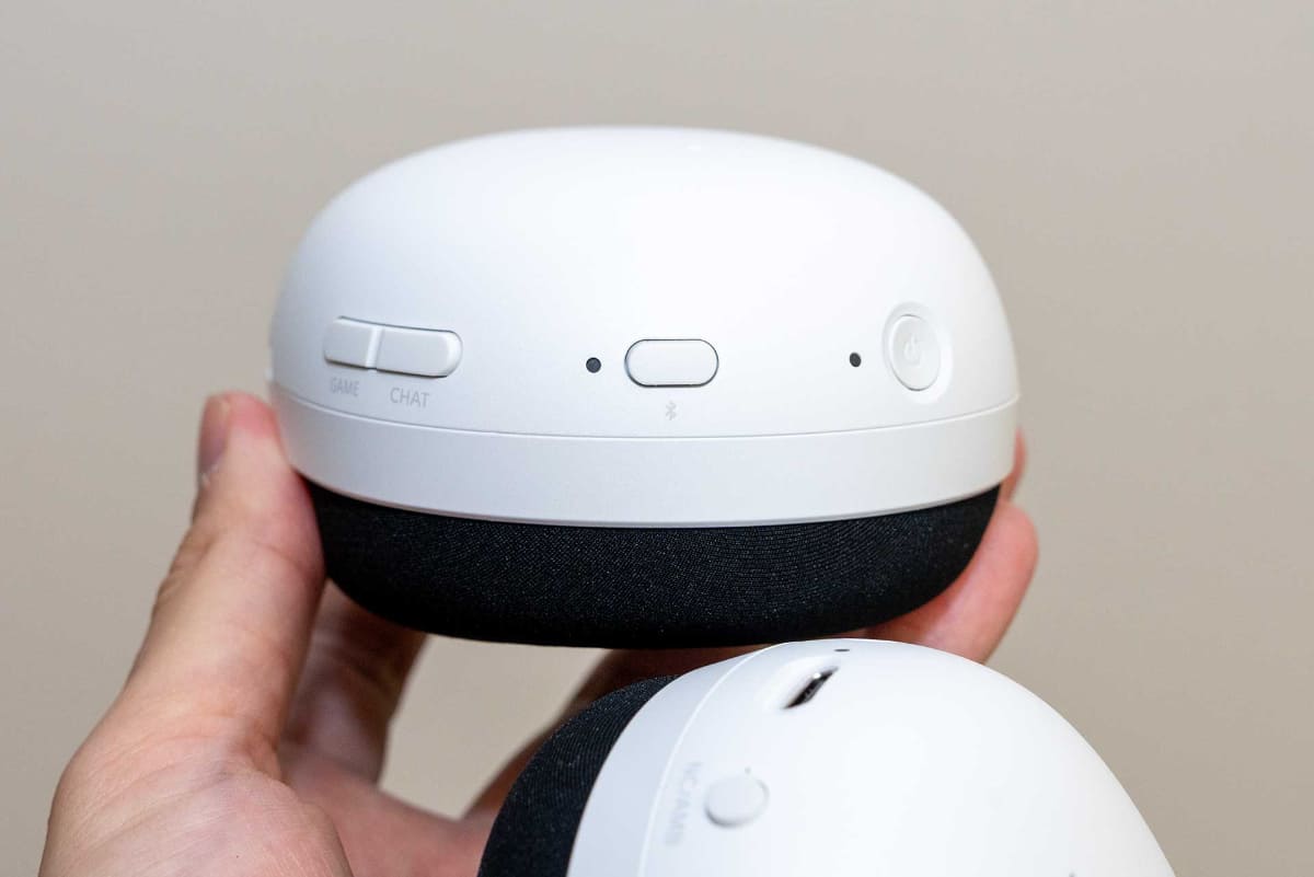 右ハウジングに電源ボタンやBluetoothボタン、音量バランスボタンを搭載