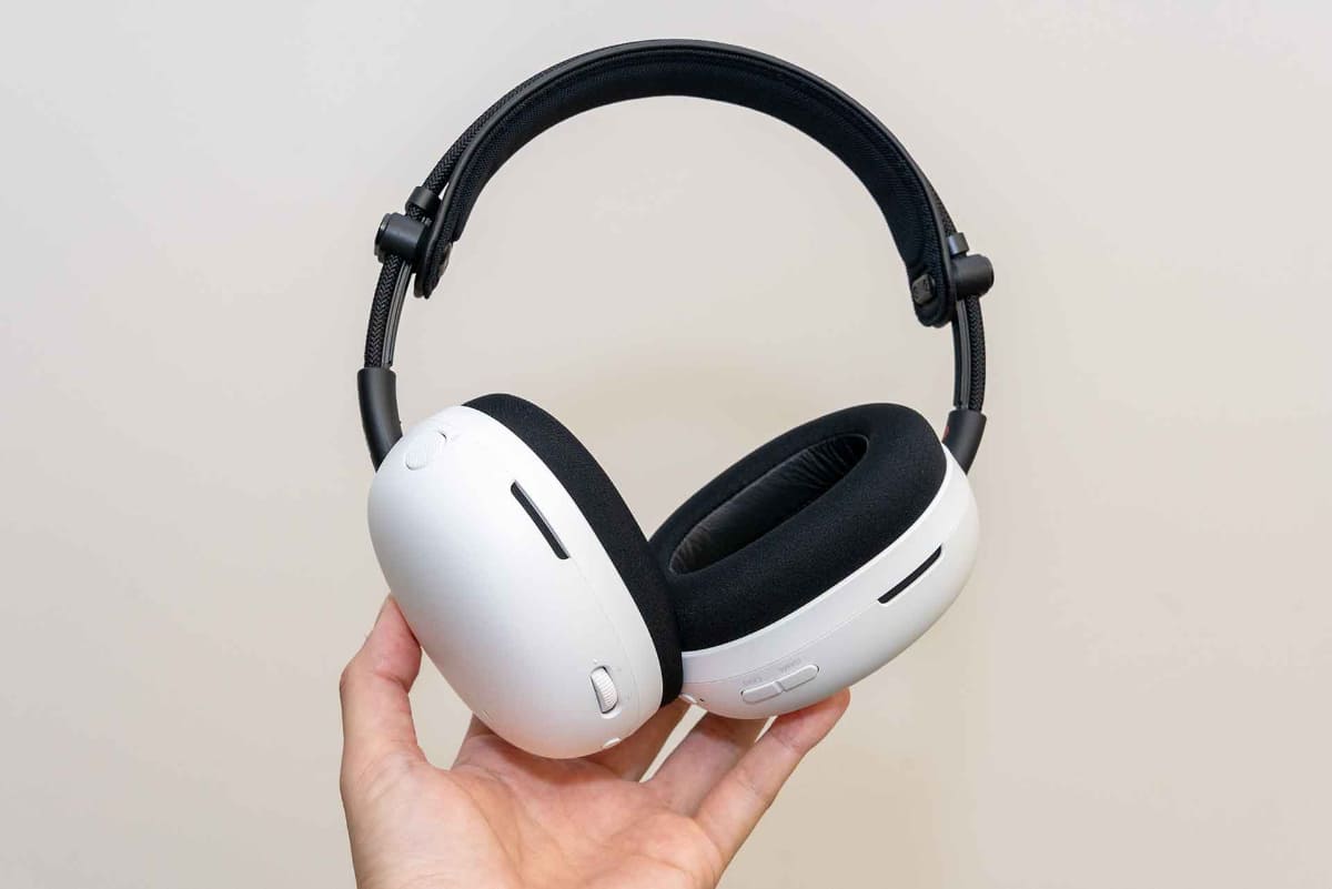 「INZONE H9 II」(ホワイト)。前モデルのホワイトはPS5本体色に合わせて少し寒色寄りだったが、新モデルはより白に近いカラーに変更されている