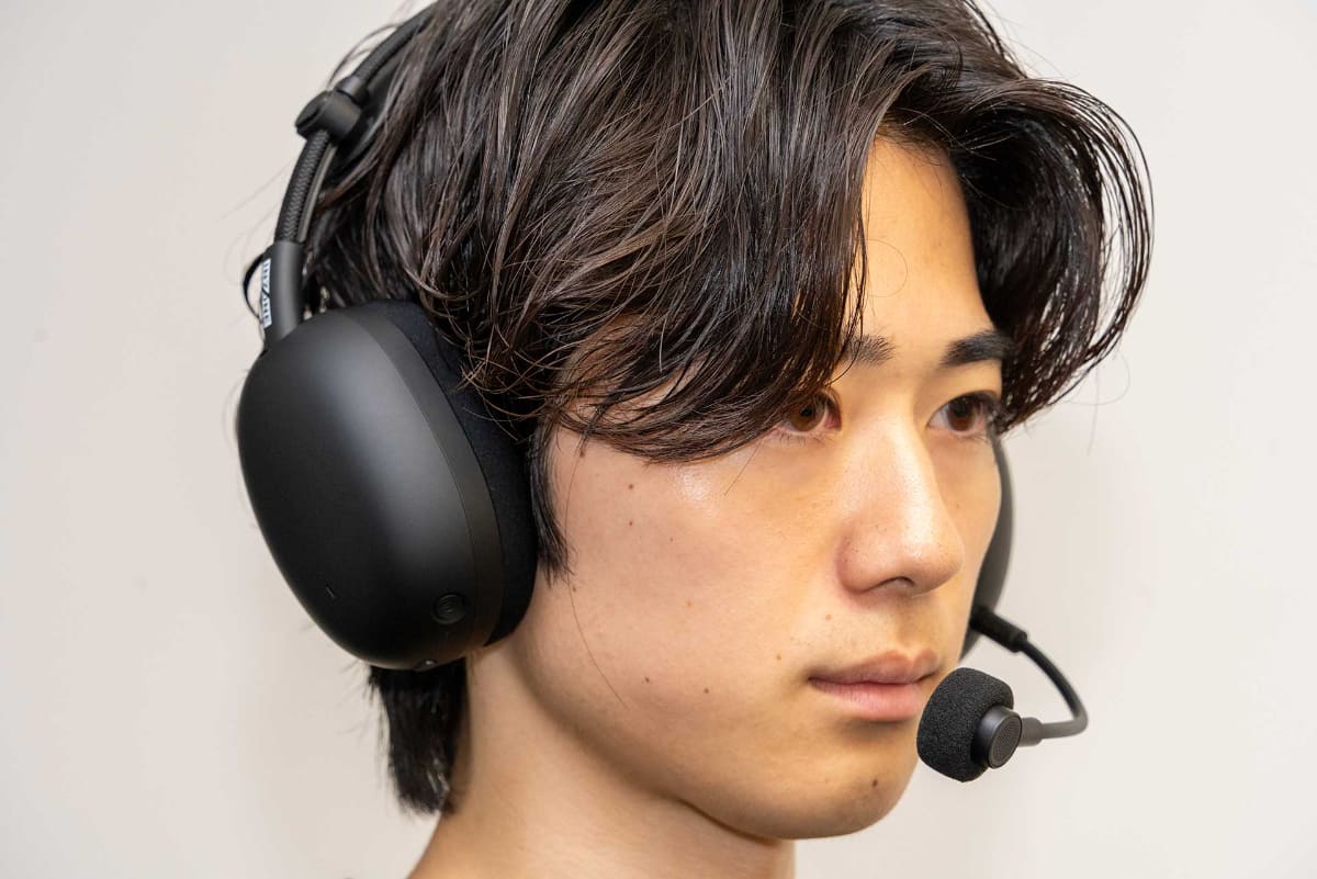 「INZONE H9 II」を装着したところ。マイクは口元に曲げやすい構造に