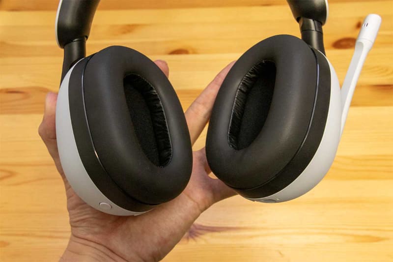 「INZONE H9」のイヤーパッド。合皮製で高級感があり、発売から3年が経っても破れなどはないが、とにかく蒸れる(写真は2022年時点のもの)