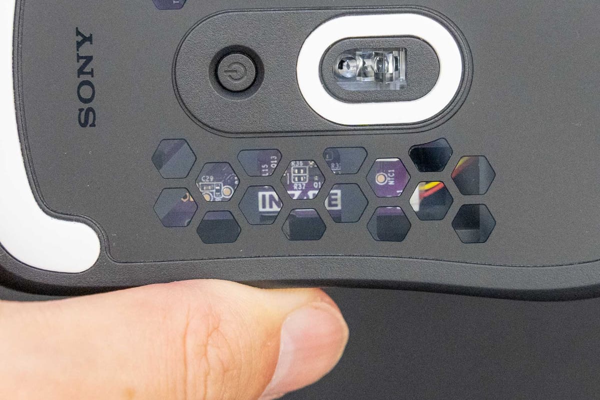 内部基板にもINZONEロゴが見える