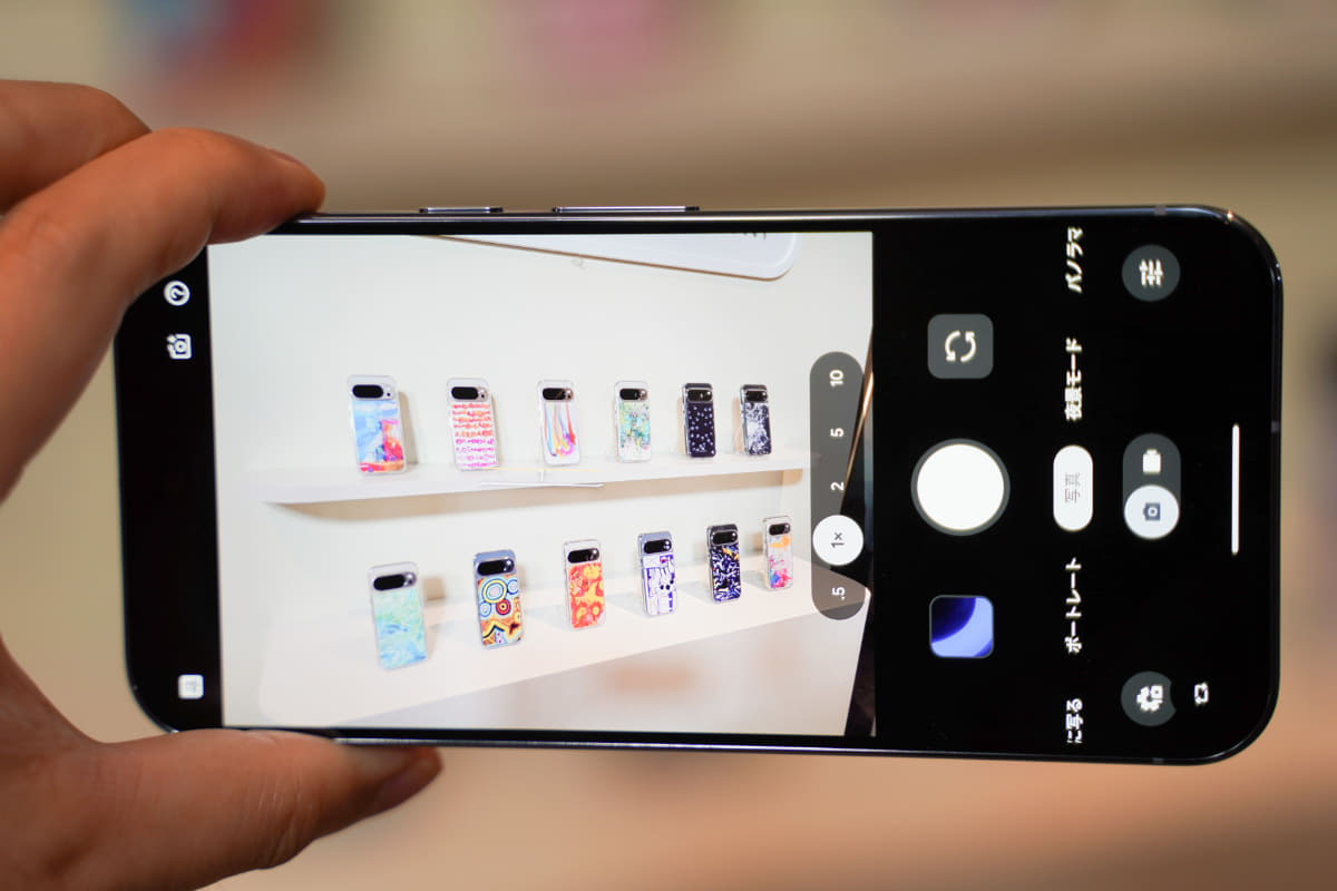 並んだスマホを撮影しようとしているところ。カメラコーチアイコンをタップすると……