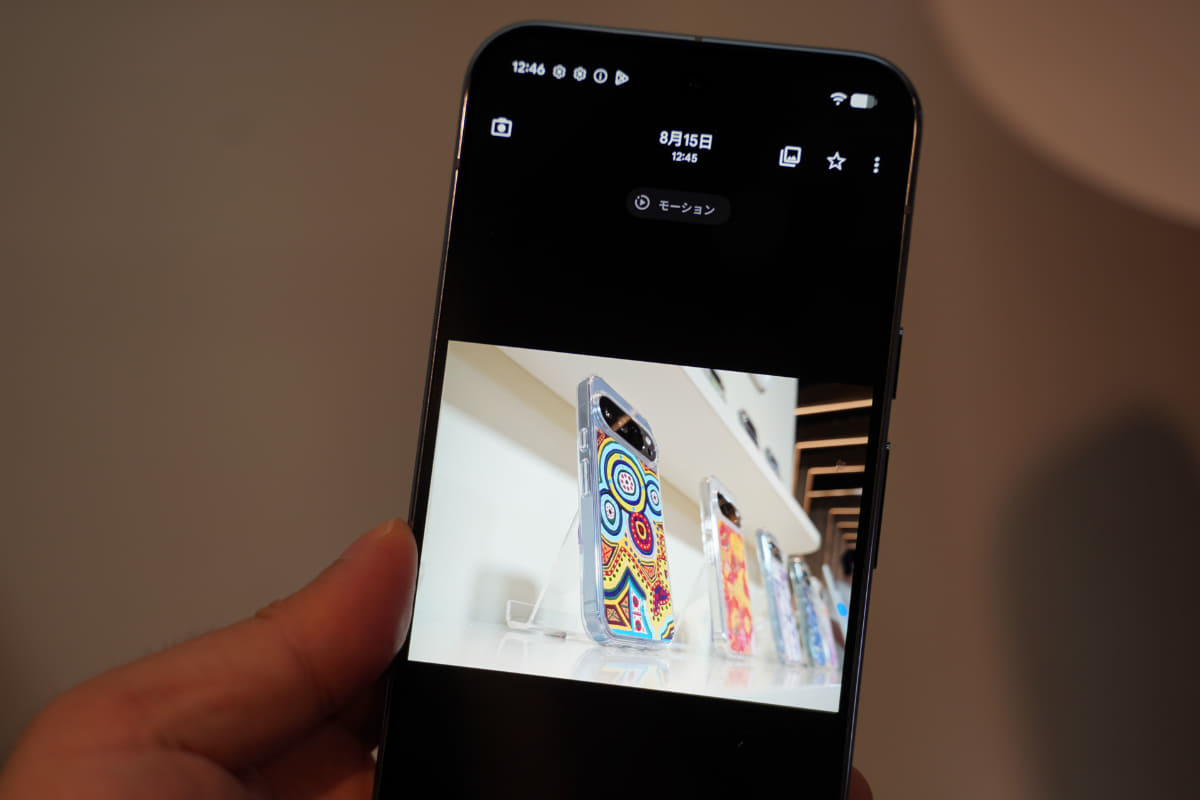 アドバイスに沿って、目立つスマホをメインに配置、アングルなども変えつつ、よりクオリティの高い静止画撮影ができる